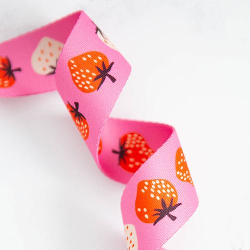 Webbing Strawberry in Daisy - 1.5"